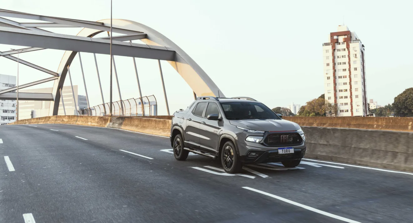 Fiat Toro Ultra T270 cinza em movimento na cidade