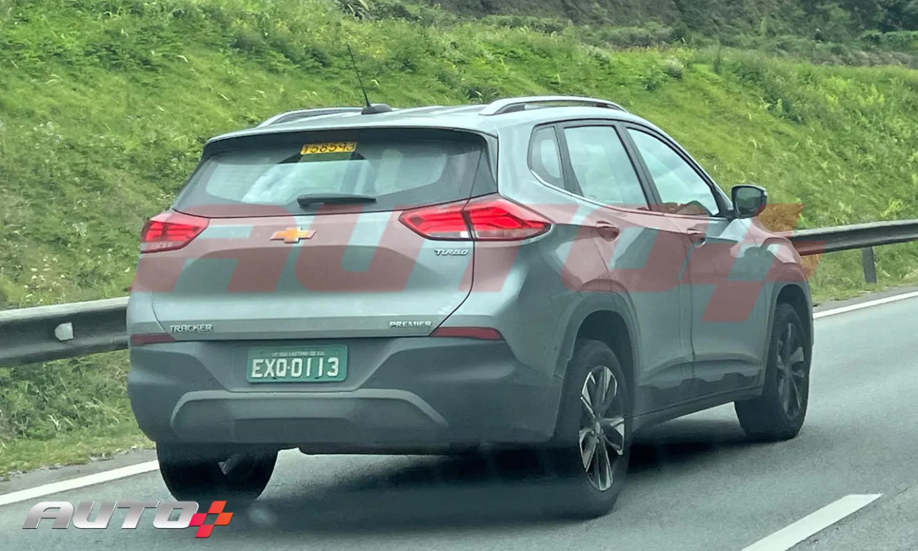 chevrolet tracker cinza de traseira na rodovia dos bandeirantes