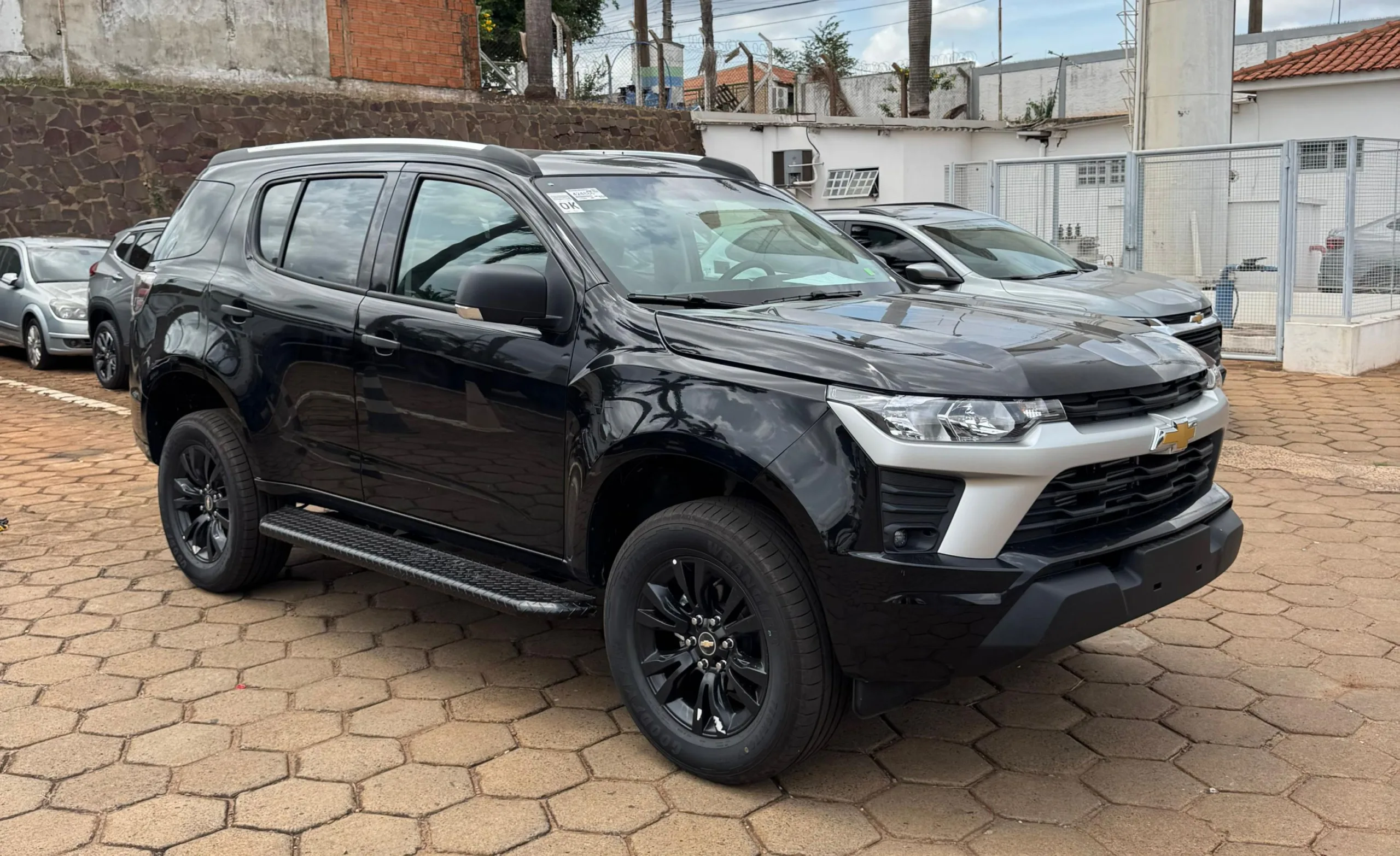 Chevrolet Tralblazer básico preto parado no estacionamento com carros ao fundo