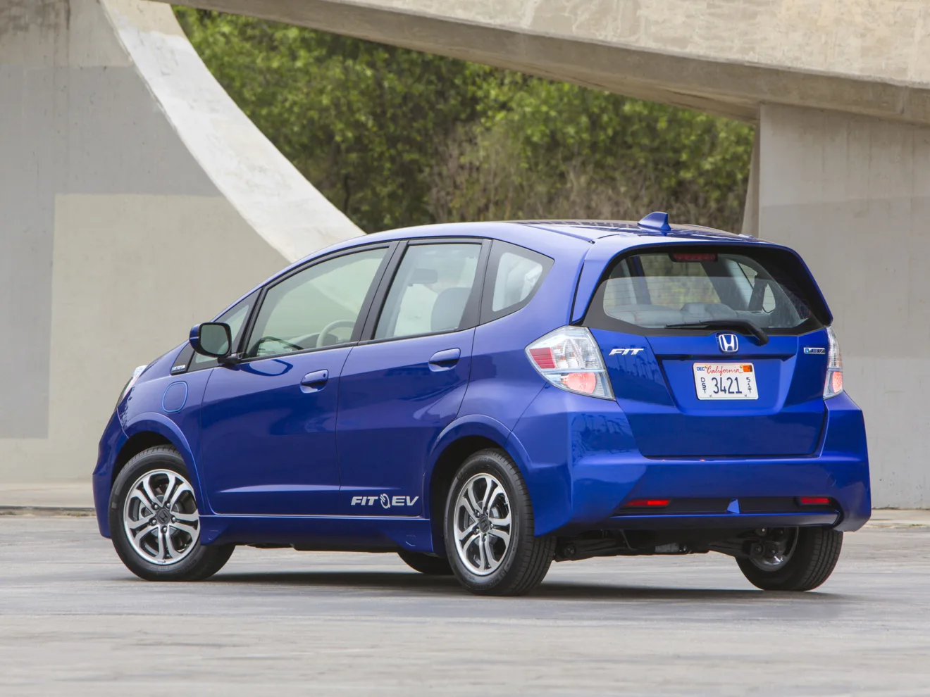 Honda Fit elétrico azul de traseira