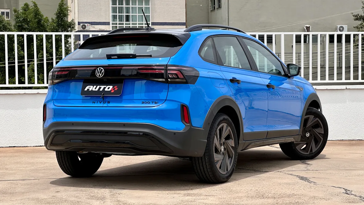 Volkswagen Nivus Highline Outfit azul turbo de frente com rodas pretas em um estacionamento com prédios ao fundo