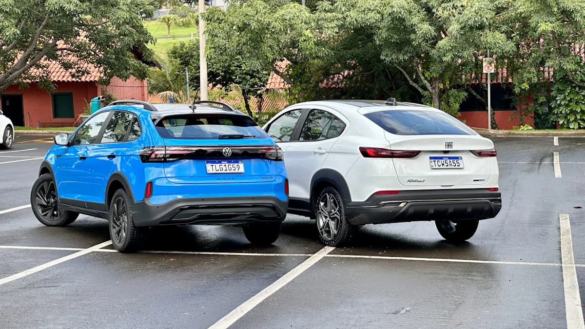 Fiat Fastback Hybrid branco e Volkswagen Nivus Outfit azul de traseira em um estacionamento