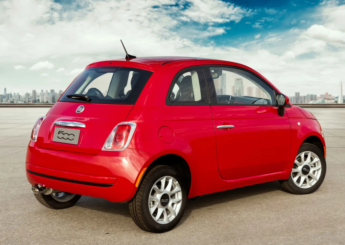 Fiat 500 Cult vermelho parado de traseira e equipado com motor Fire 