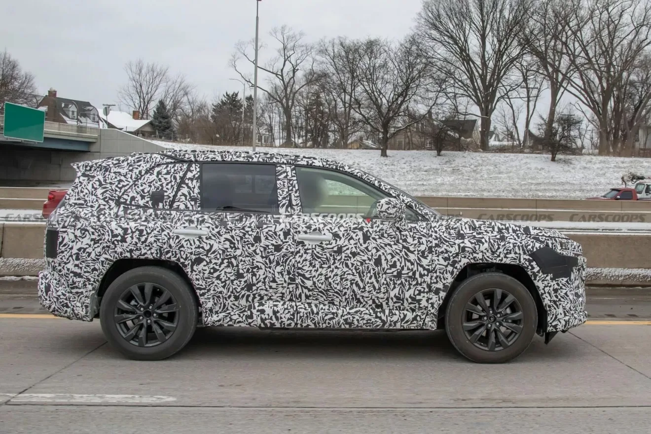 Novo Toyota RAV4 camuflado de preto e branco, visto de lado e com rodas pretas