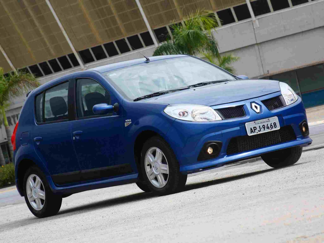 Renault Sandero Nokia azul parado de frente