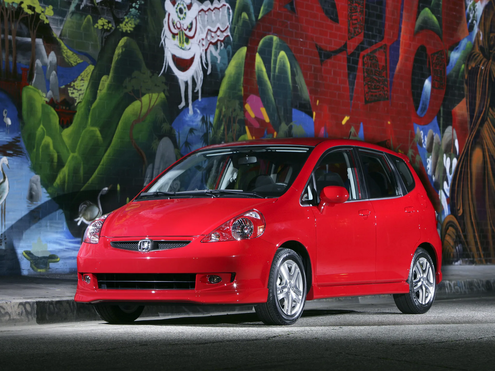 Honda Fit americano vermelho com faróis na cor da carroceria