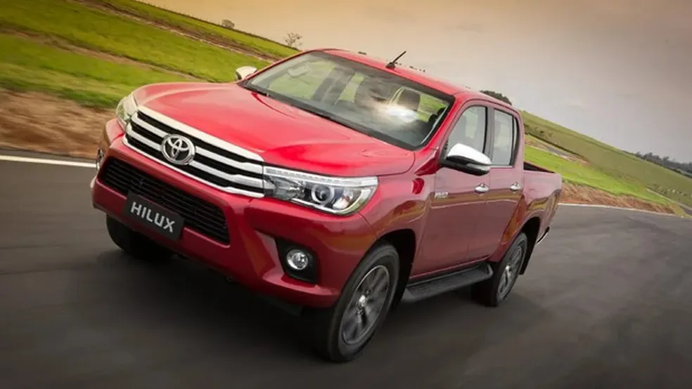 Imagem mostra Toyota Hilux SRV 2016 - Melhores caminhonetes na faixa de R$ 150.000