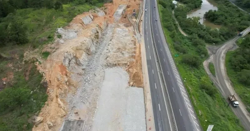 Vias da BR-101 interditadas por detonação de rochas