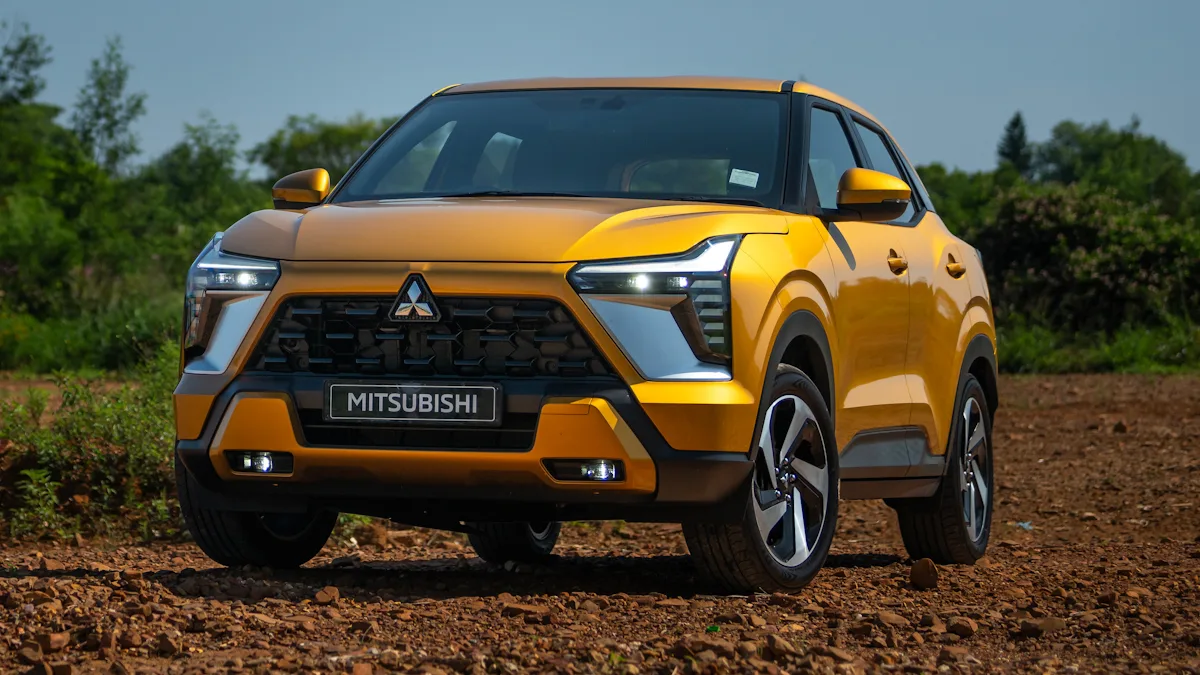 Mitsubishi Outlander Sport amarelo de frente andando na lama