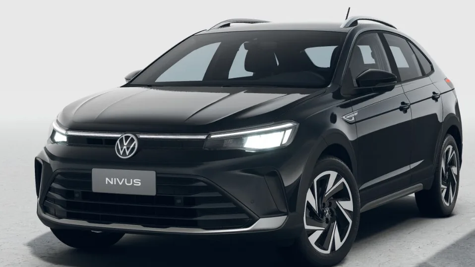 Volkswagen Nivus Highline preto, visto de frente, com faróis acesos e fundo claro