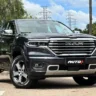 Ram Rampage Laramie 2.2 cinza parada de frente com árvores ao fundo