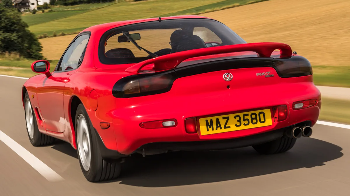 Mazda RX-7 vermelho de traseira