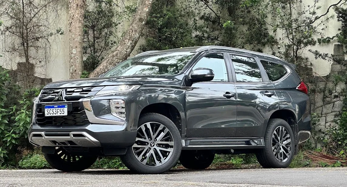 Mitsubishi Pajero Sport Legend cinza parado de frente com árvore ao fundo