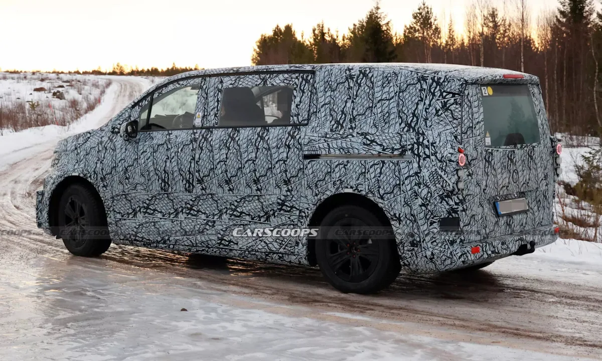 Mercedes-Benz Classe V com camuflagem de lateral em uma rua cheia de neve e lama