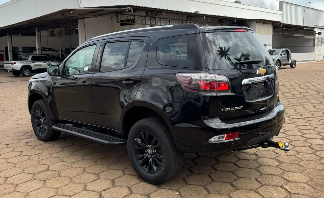 Chevrolet Trailblazer básico parado de traseira em um estacionamento com carros ao fundo 