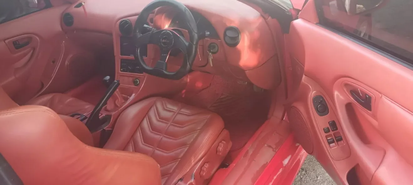 Interior avermelhado do Toyota Celica que tenta ser réplica da Ferrari F12 Berlinetta