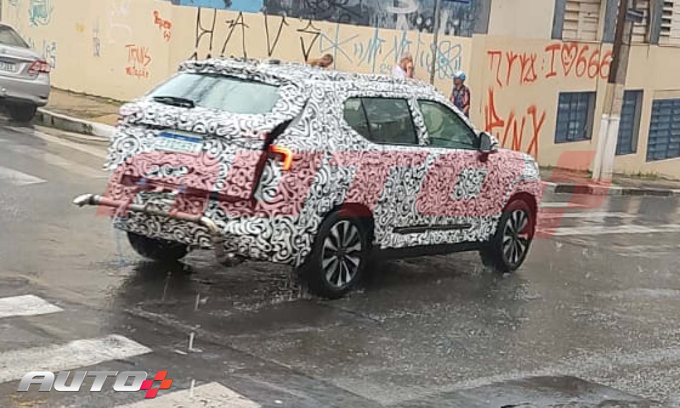 Honda WR-V de traseira com camuflagem e porta-malas aberto