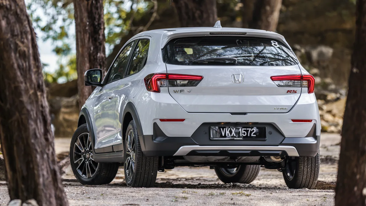 Honda WR-V branco de traseira em uma floresta