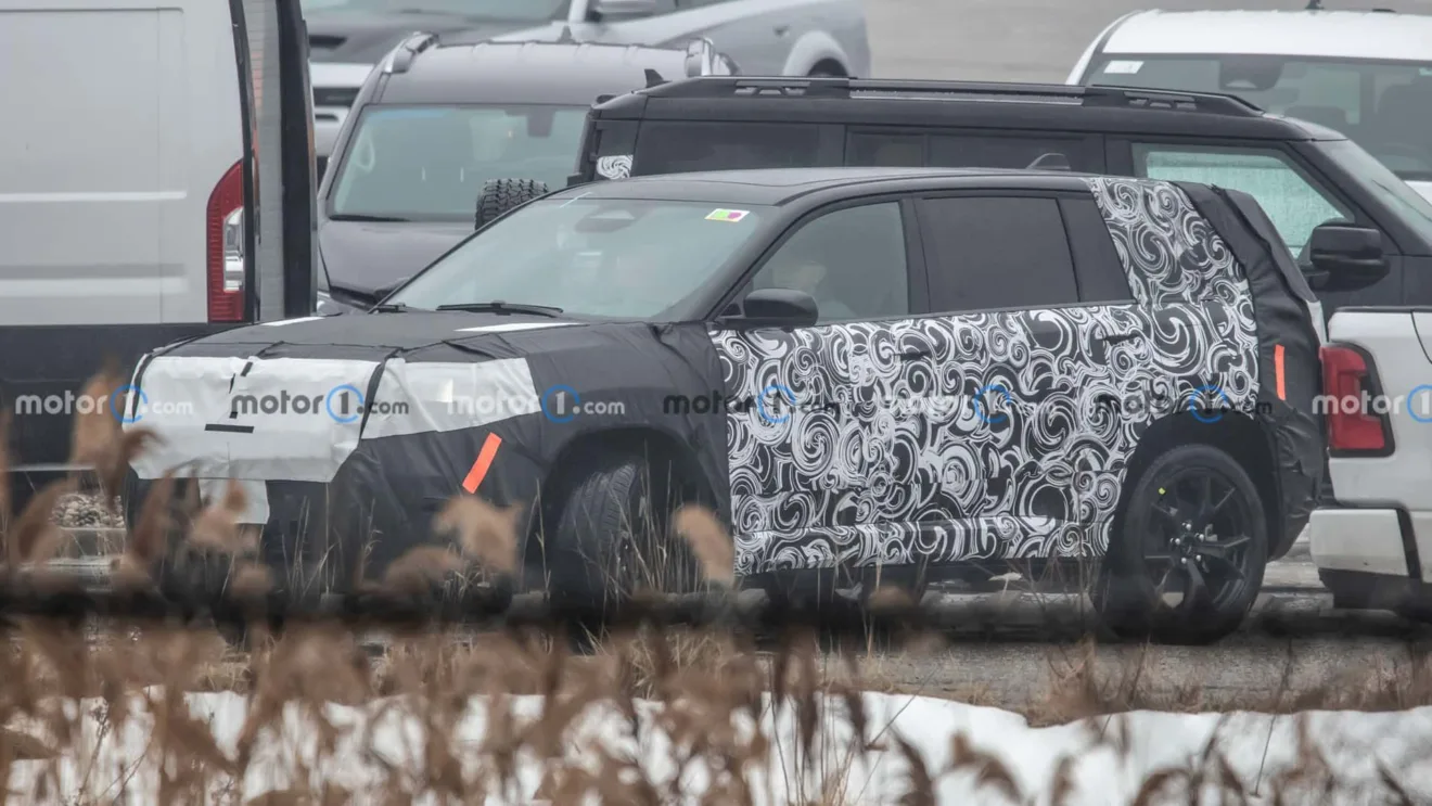 Novo SUV da Jeep camuflado de preto e branco e visto de lado