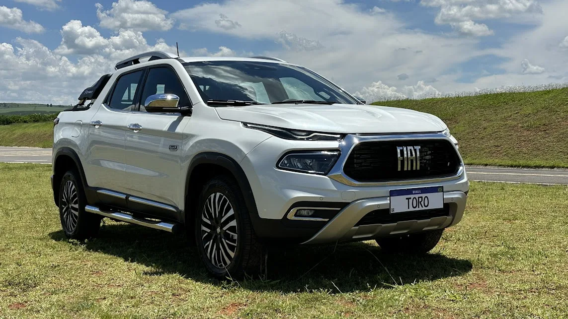 Fiat Toro Ranch 2.2 branca parada de frente na grama