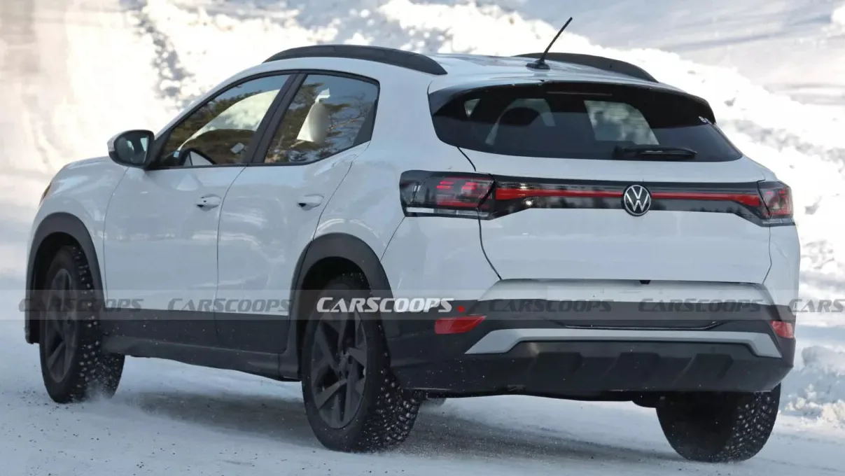 Volkswagen Tera branco com partes pretas, visto de trás