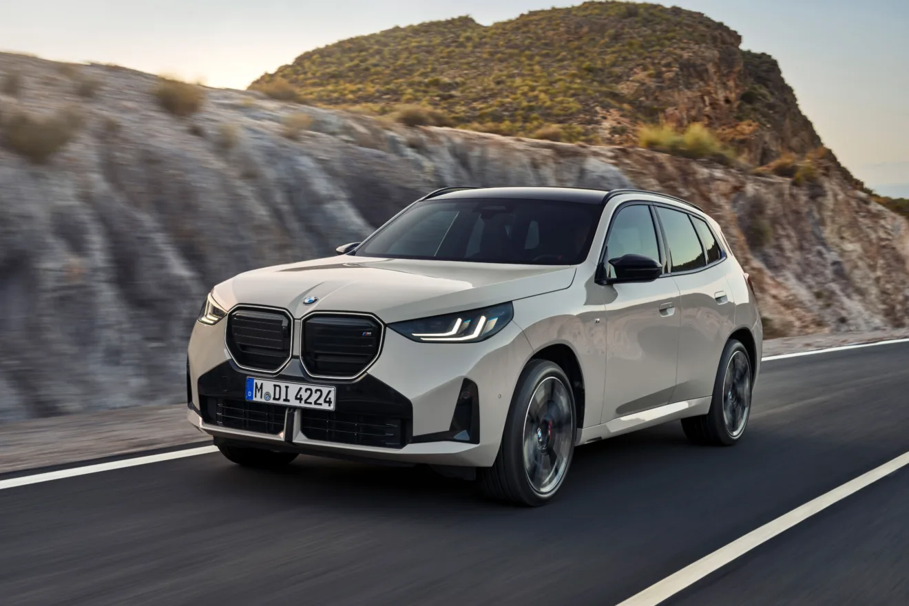 Novo BMW X3 M50 xDrive branco, visto de frente, com detalhes pretos e faróis acesos