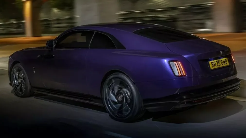 Traseira do Rolls-Royce Spectre Black Badge roxo com detalhes escuros e lanternas acesas