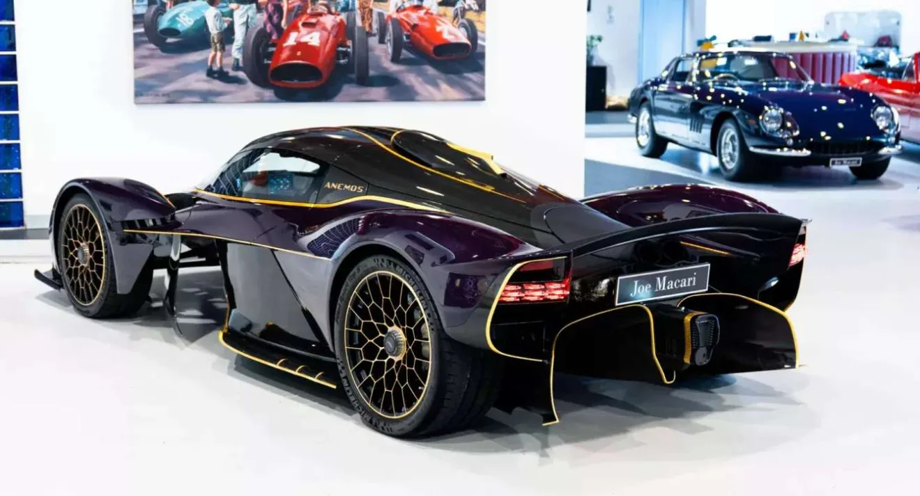 Aston Martin Valkyrie personalizado parado de traseira