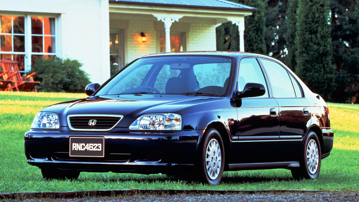 Honda Integra SJ de frente em um gramado