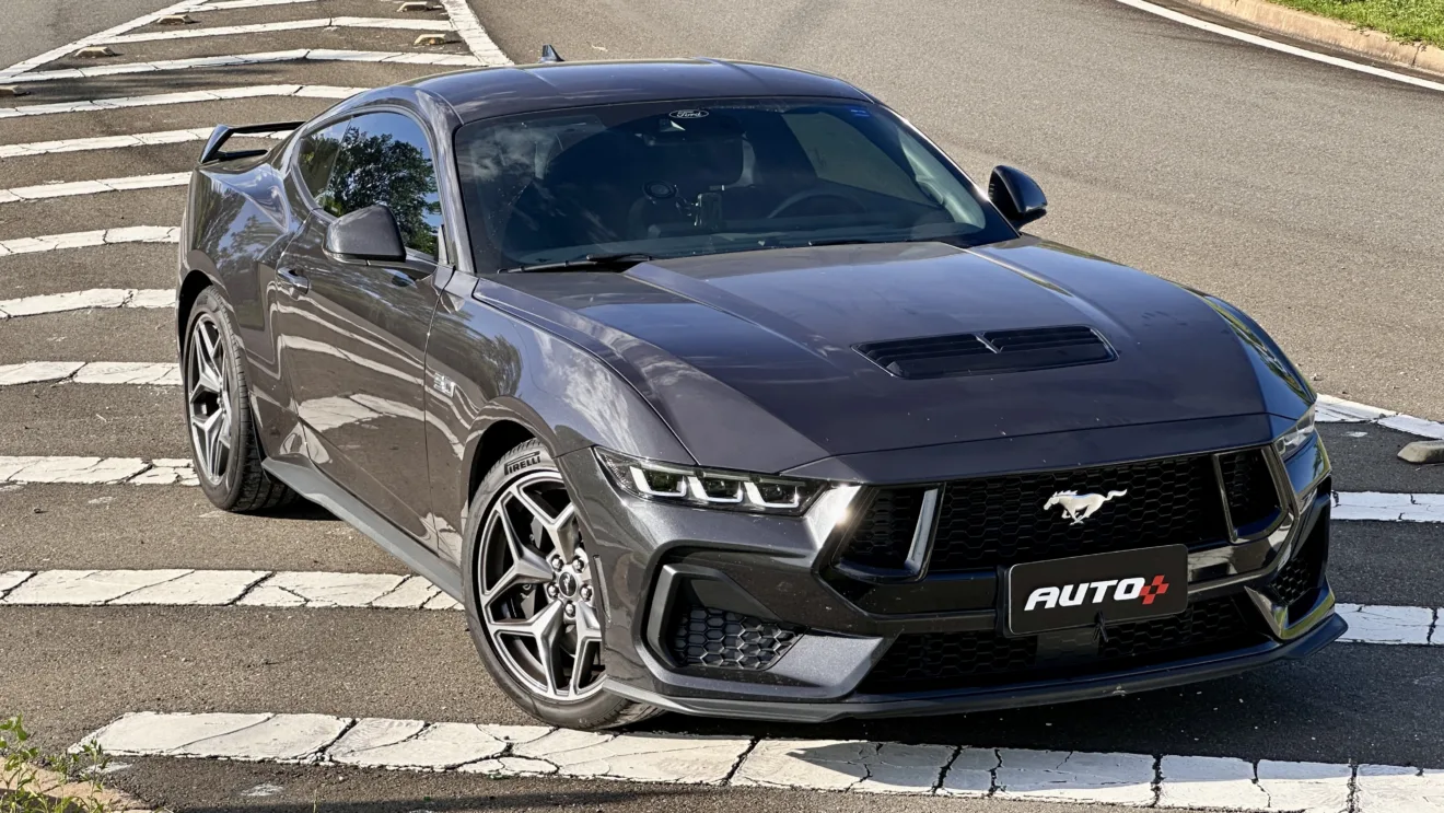 Ford Mustang GT cinza de frente