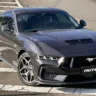 Ford Mustang GT cinza de frente