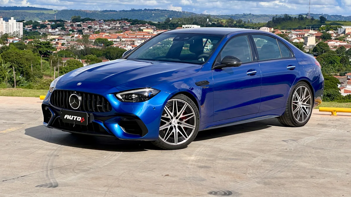 Mercedes-AMG C63 S azul de frente com uma cidade ao fundo