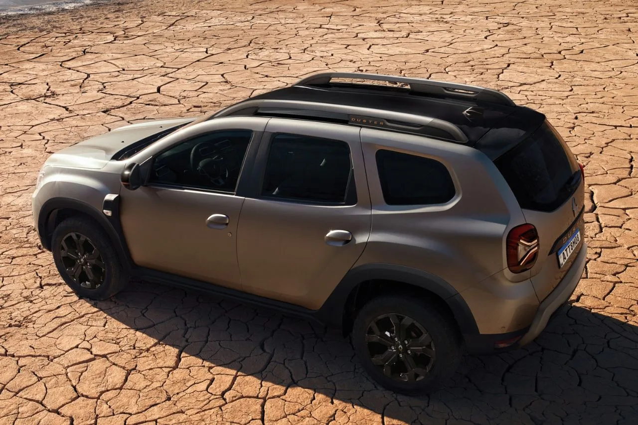 Renault Duster 2026 prata com detalhes pretos, visto de cima e parado em estrada de terra