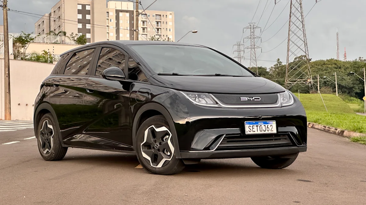 BYD Dolphin GS preto de frente no meio de uma rua