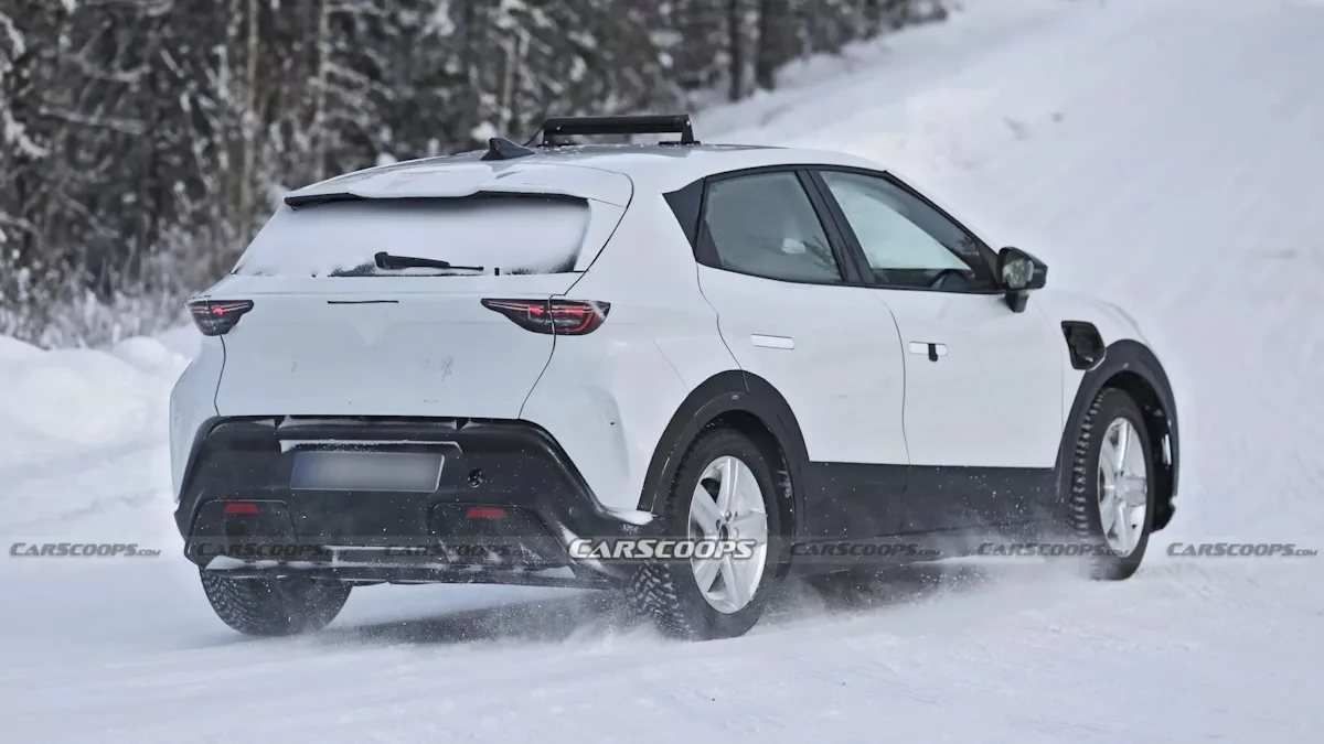 Cupra Raval branco de traseira com camuflagem andando na neve