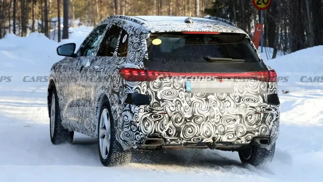 Protótipo do novo Porsche Macan a combustão usando o Audi Q5 de base, camuflado de preto e branco, visto de trás e com neve ao fundo