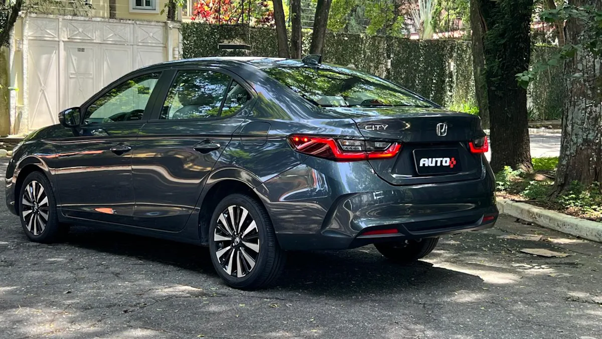 Imagem mostra Honda City Sedan de traseira - Confira avaliação