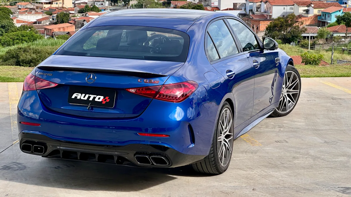 Mercedes-AMG C63 S azul de traseira com uma cidade ao fundo