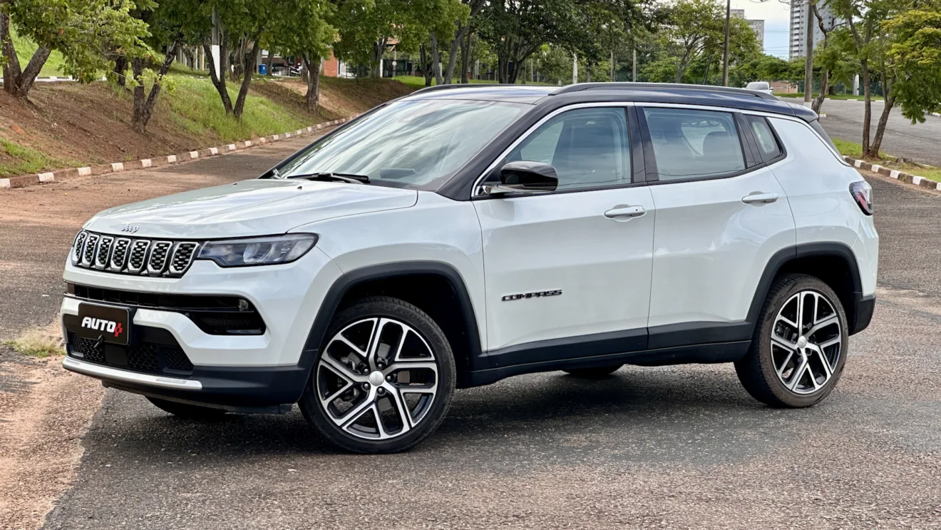 Jeep Compass Limited flex branco com teto preto parado de lado em um estacionamento