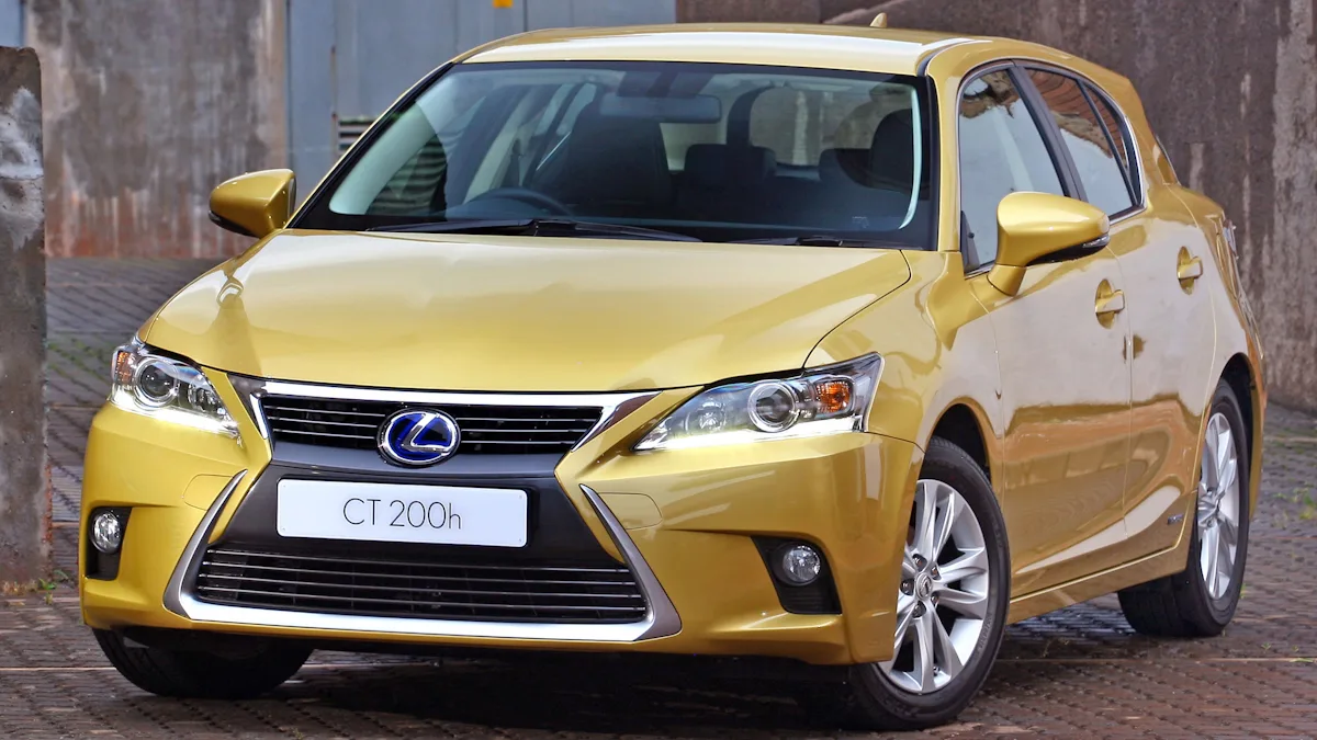 Lexus CT200h dourado de frente