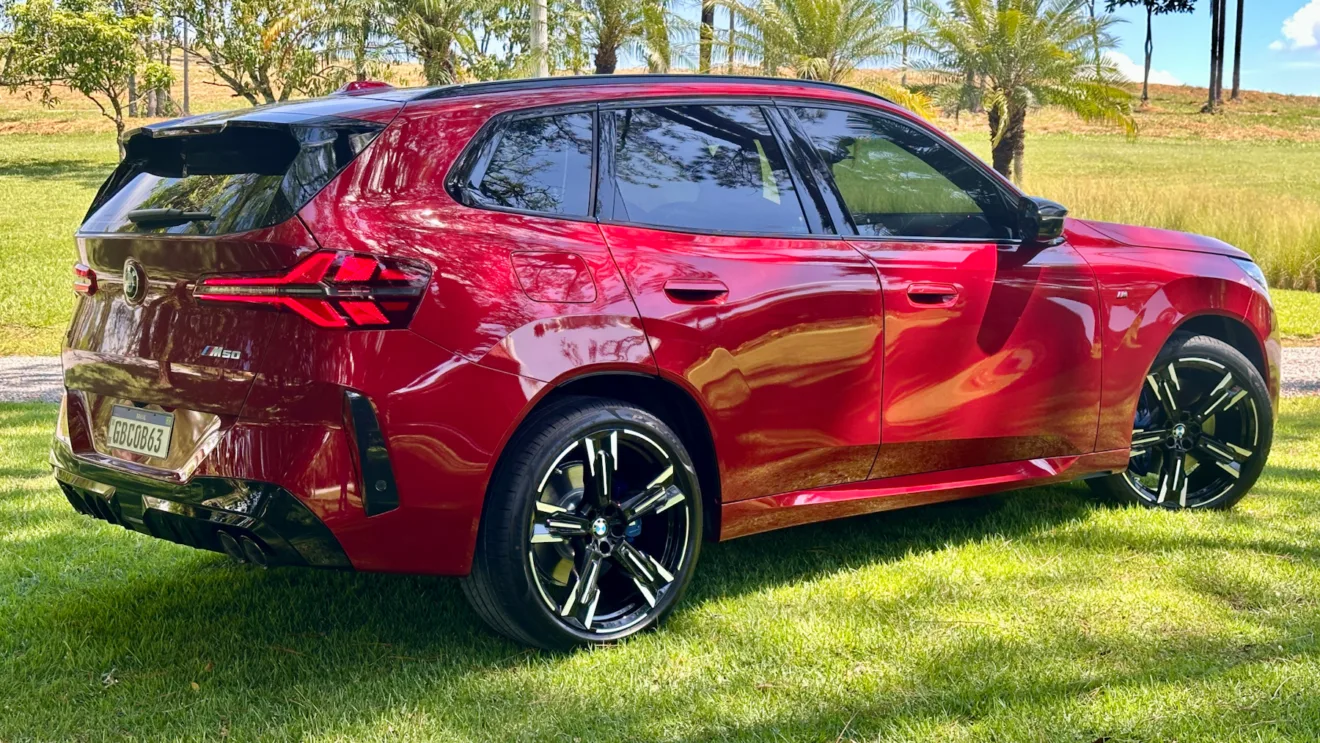 BMW X3 M50 vermelho de traseira em um gramado