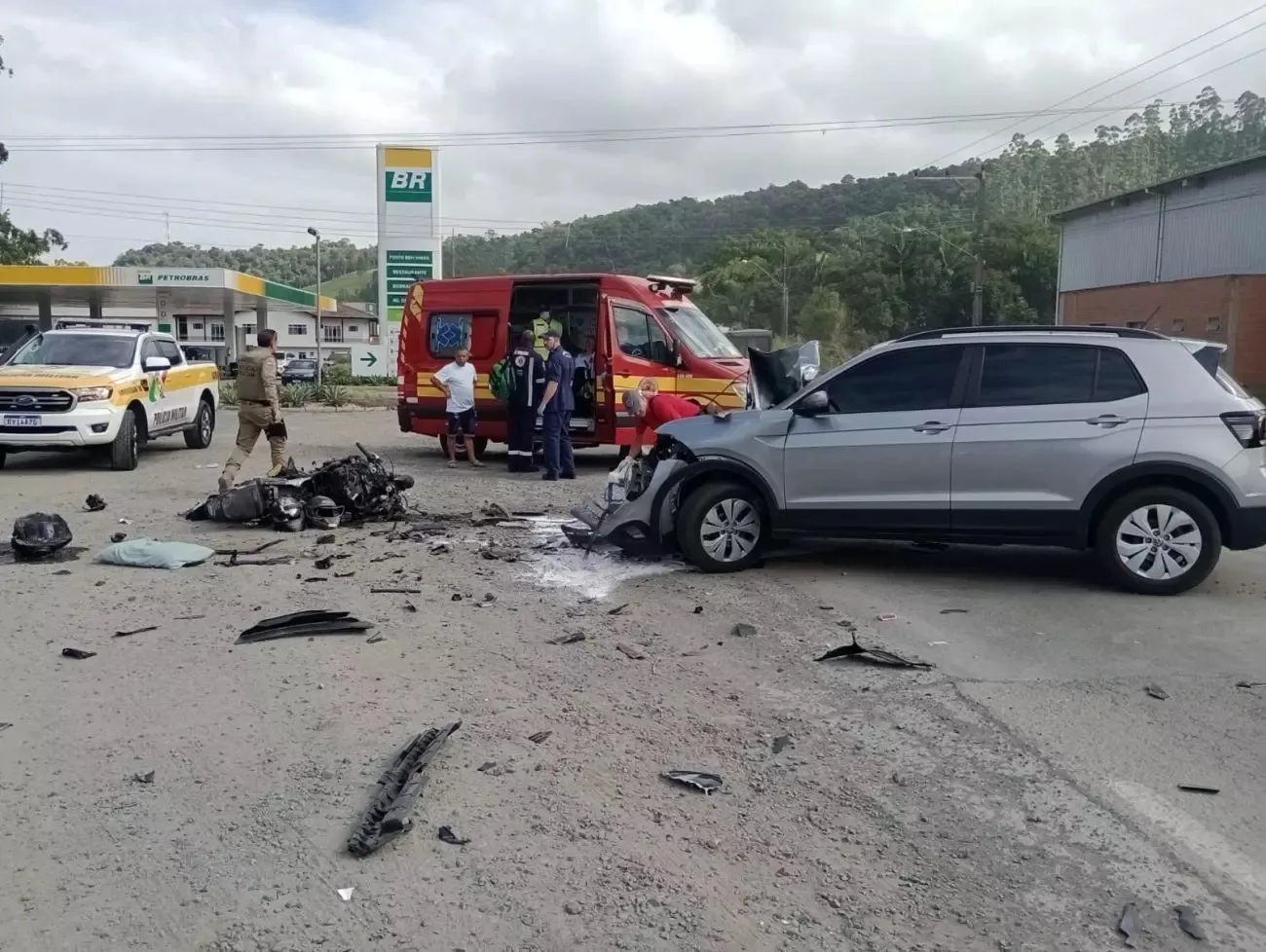 Volkswagen T-Cross prata e moto envolvidos em acidente com ambulância e caminhonete ao fundo