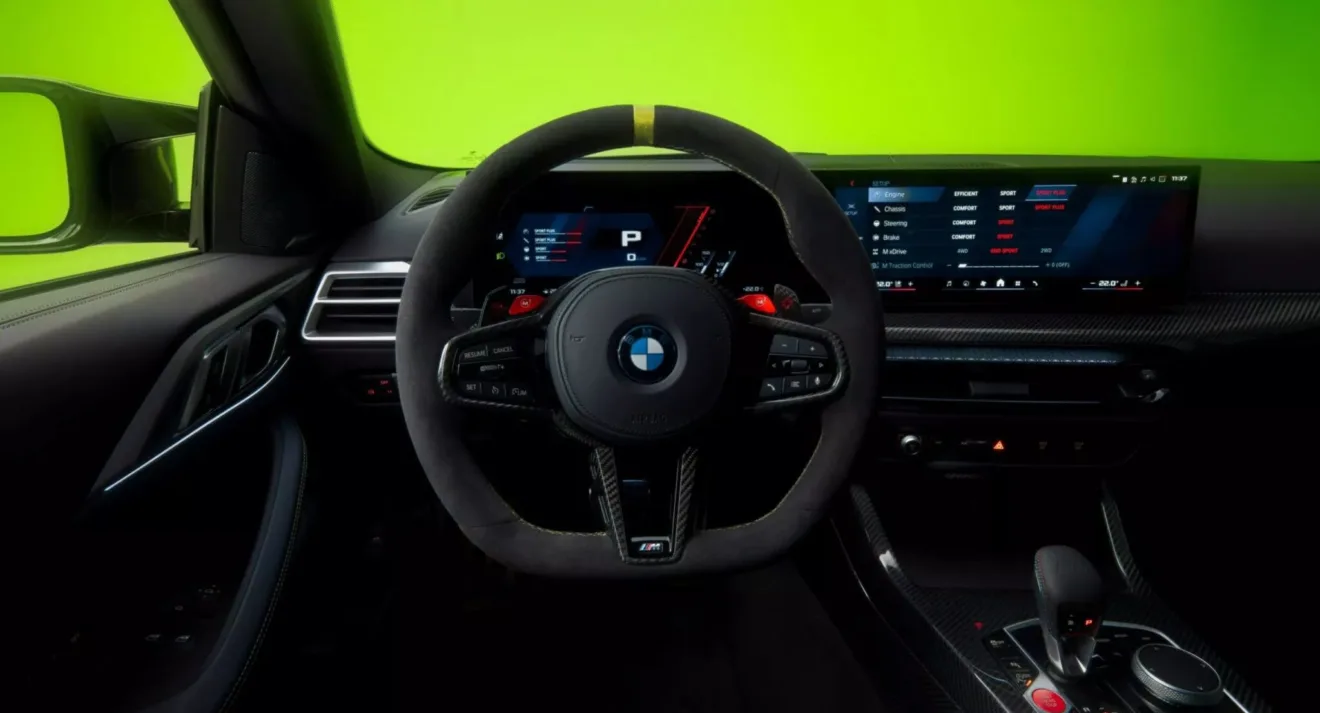 Painel do BMW M4 CS com o volante de base achatada