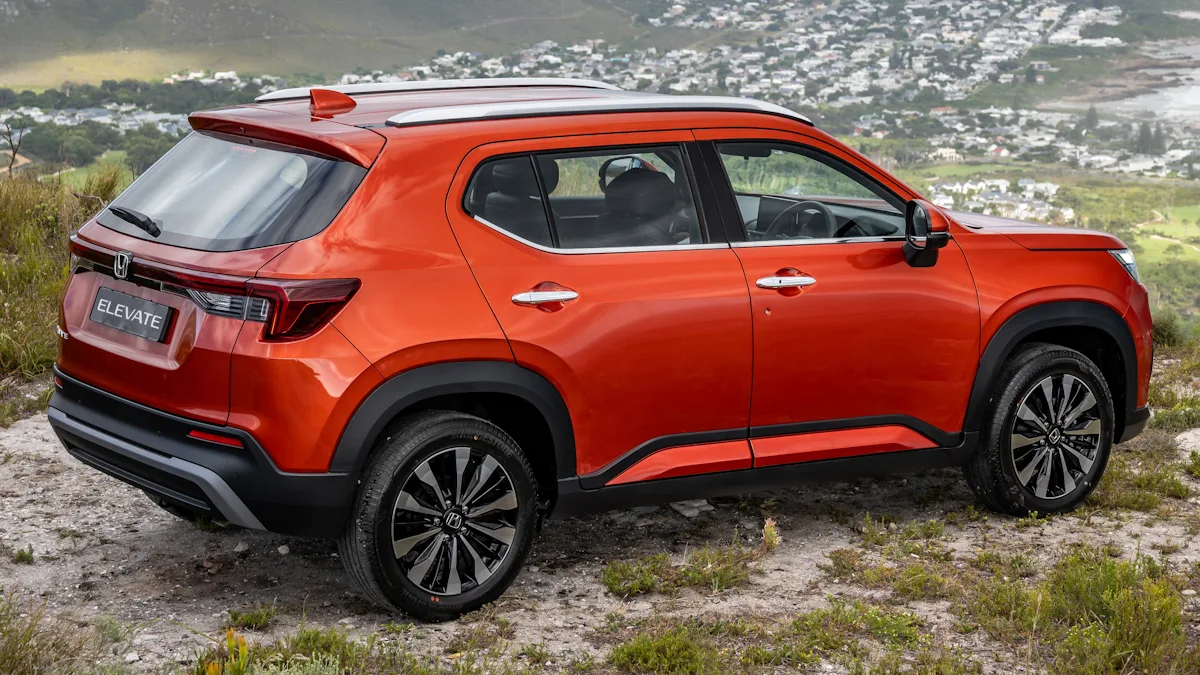 Honda WR-V laranja de traseira em cima de uma montanha