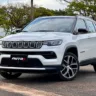 Jeep Compass Limited flex branco com teto preto parado de frente em um estacionamento - Curiosidades carros