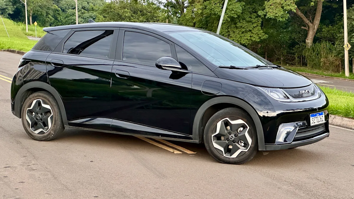 BYD Dolphin GS preto de lado no meio de uma rua