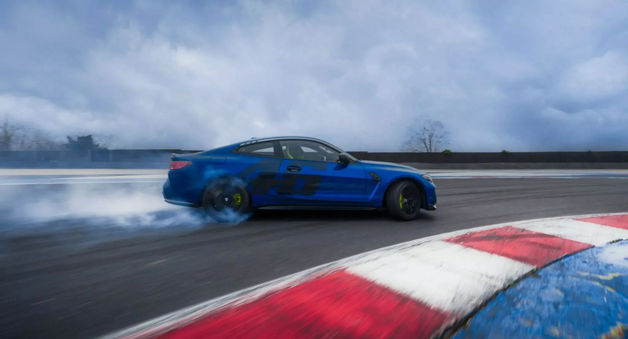 BMW M4 CS VR46 Edition fazendo drift na pista