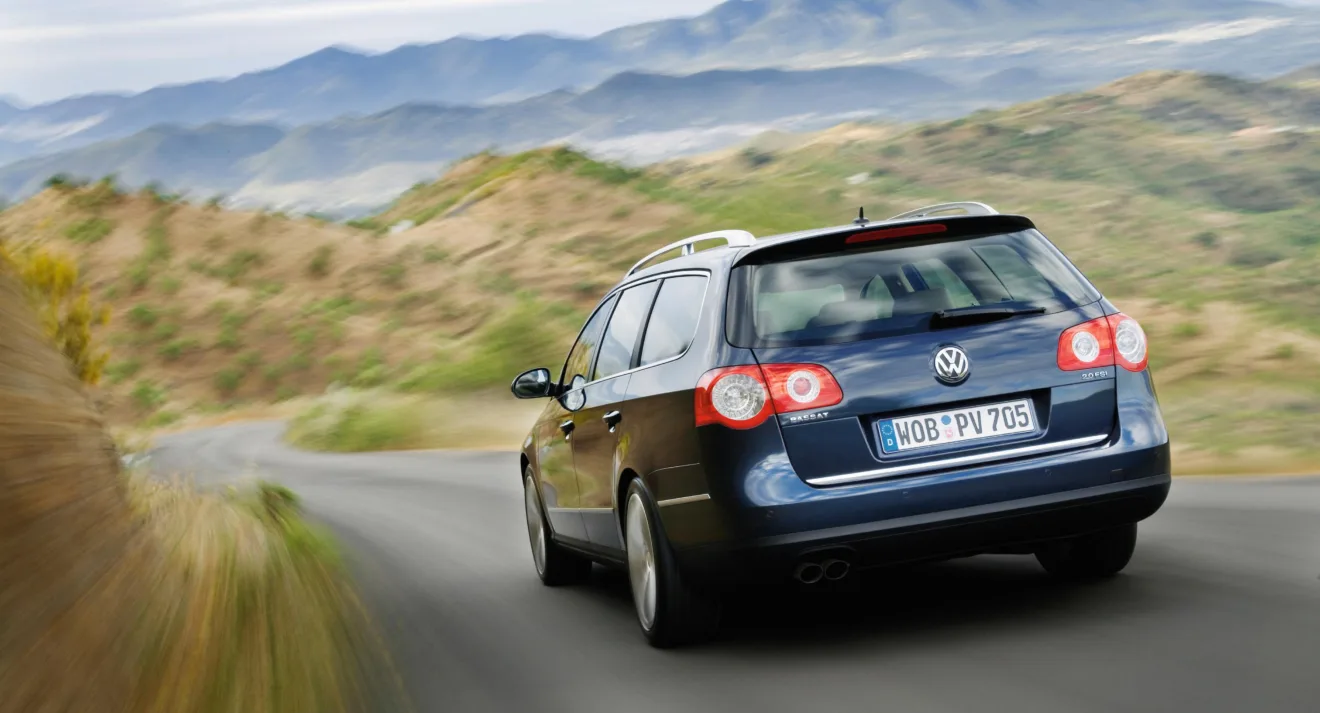 Volkswagen Variant B6 de traseira andando na estrada