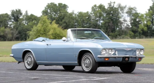 Chevrolet Corvair Monza Turbo azul parado com árvores ao fundo