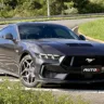 Ford Mustang GT cinza de frente em uma curva